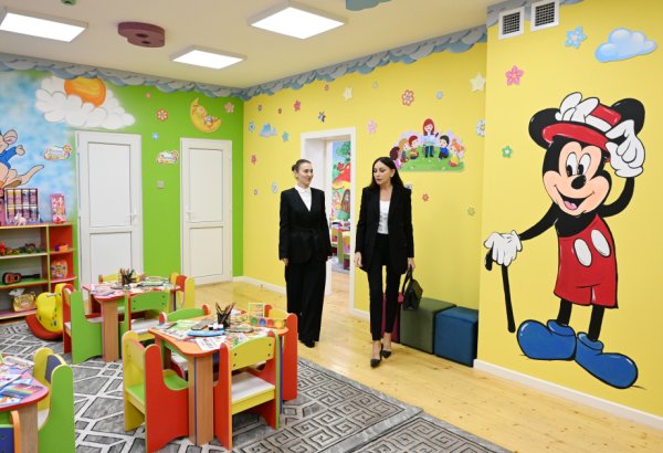Birinci vitse-prezident Mehriban Əliyeva və ailə üzvləri Bakıda təmirdən sonra istifadəyə verilən uşaq bağçası-körpələr evində yaradılan şəraitlə tanış olublar (FOTO/VİDEO)