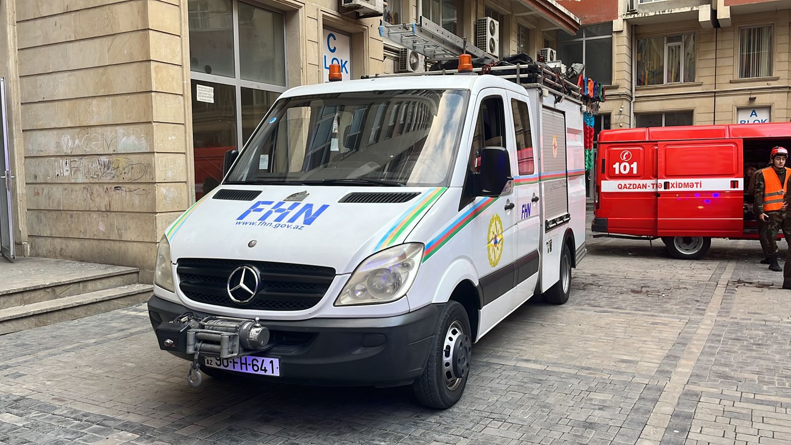 Yasamalda çoxmərtəbəli yaşayış binasında yanğın baş verib (FOTO/VİDEO) (ƏLAVƏ EDİLİB)