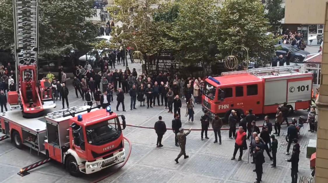 Yasamalda çoxmərtəbəli yaşayış binasında yanğın baş verib (FOTO/VİDEO) (ƏLAVƏ EDİLİB)
