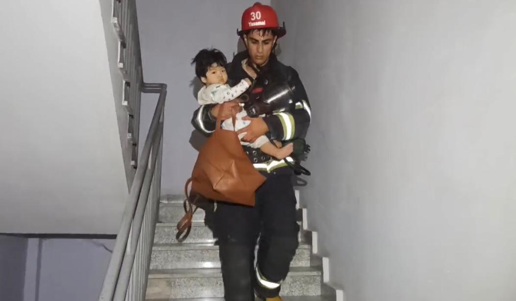 Yasamalda çoxmərtəbəli yaşayış binasında yanğın baş verib (FOTO/VİDEO) (ƏLAVƏ EDİLİB)