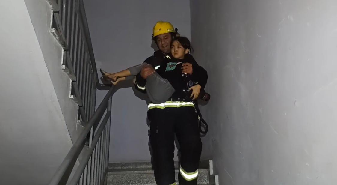 Yasamalda çoxmərtəbəli yaşayış binasında yanğın baş verib (FOTO/VİDEO) (ƏLAVƏ EDİLİB)