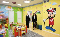 Birinci vitse-prezident Mehriban Əliyeva və ailə üzvləri Bakıda təmirdən sonra istifadəyə verilən uşaq bağçası-körpələr evində yaradılan şəraitlə tanış olublar (FOTO/VİDEO)