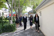 Birinci vitse-prezident Mehriban Əliyeva və ailə üzvləri Bakıda təmirdən sonra istifadəyə verilən uşaq bağçası-körpələr evində yaradılan şəraitlə tanış olublar (FOTO/VİDEO)