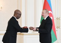 Prezident İlham Əliyev Ruandanın Azərbaycanda yeni təyin olunmuş səfirinin etimadnaməsini qəbul edib (FOTO/VİDEO) (YENİLƏNİB)