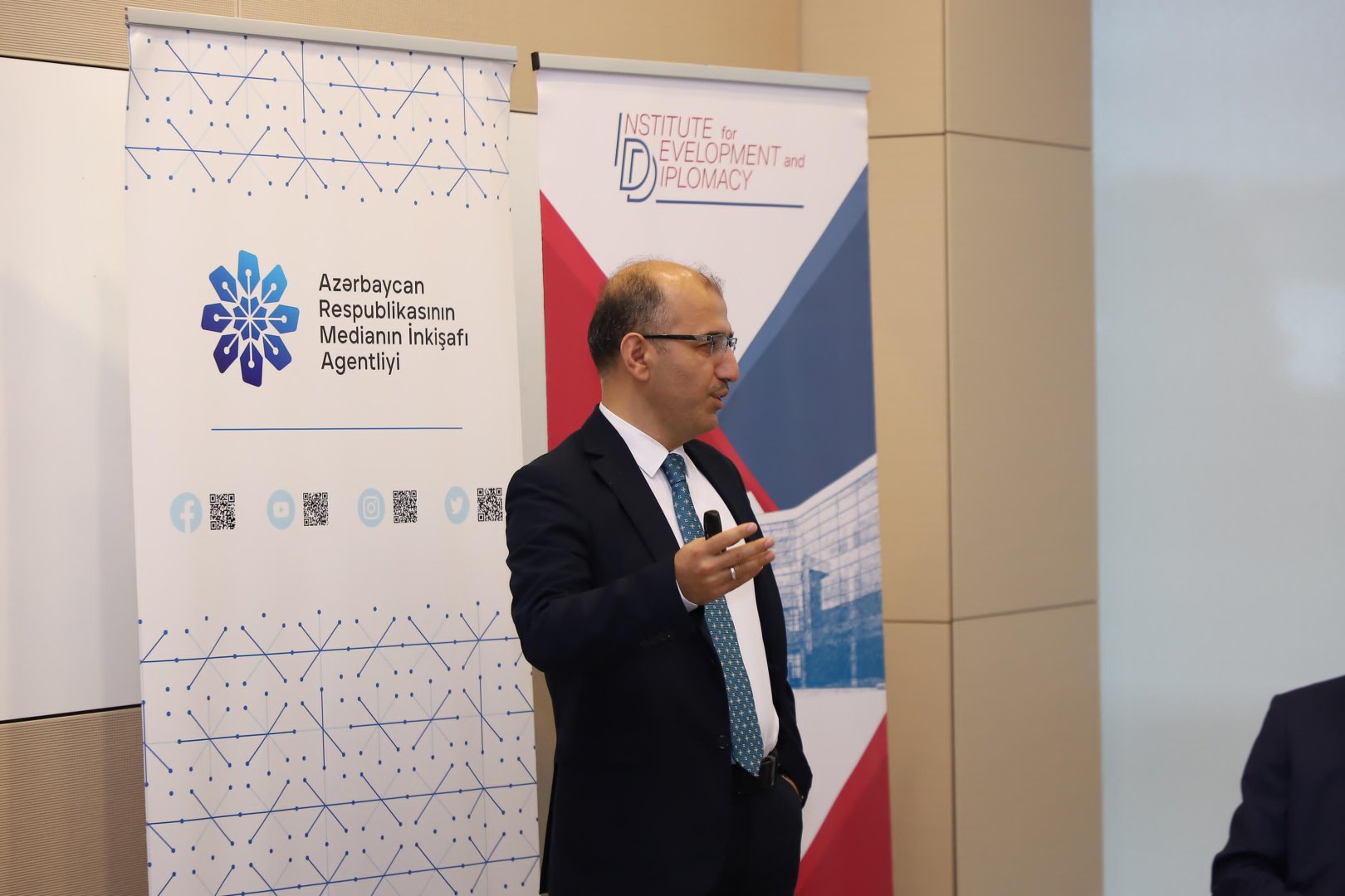 COP29-un işıqlandırılmasında aktiv iştirak edəcək ingilisdilli jurnalistlər üçün “COP29 və Dayanıqlı Media Təcrübələri” mövzusunda növbəti təlimlər keçirilir (FOTO)