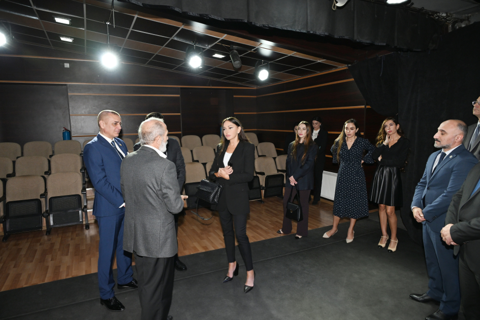 Birinci vitse-prezident Mehriban Əliyeva Azərbaycan Dövlət Pantomim Teatrında olub (FOTO/VİDEO)