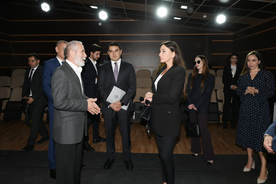 Birinci vitse-prezident Mehriban Əliyeva Azərbaycan Dövlət Pantomim Teatrında olub (FOTO/VİDEO)