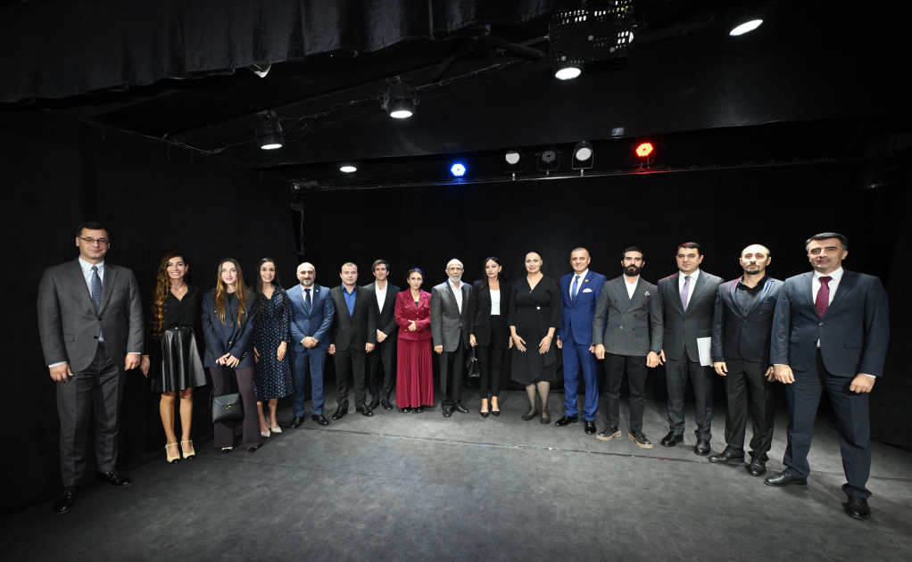 Birinci vitse-prezident Mehriban Əliyeva Azərbaycan Dövlət Pantomim Teatrında olub (FOTO/VİDEO)