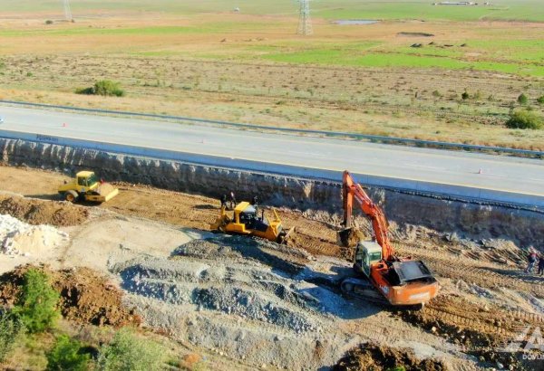 Bakı-Şamaxı yolunun 66.3-69.5 km-lik hissəsində təmir-bərpa işləri aparılır (FOTO/VİDEO)