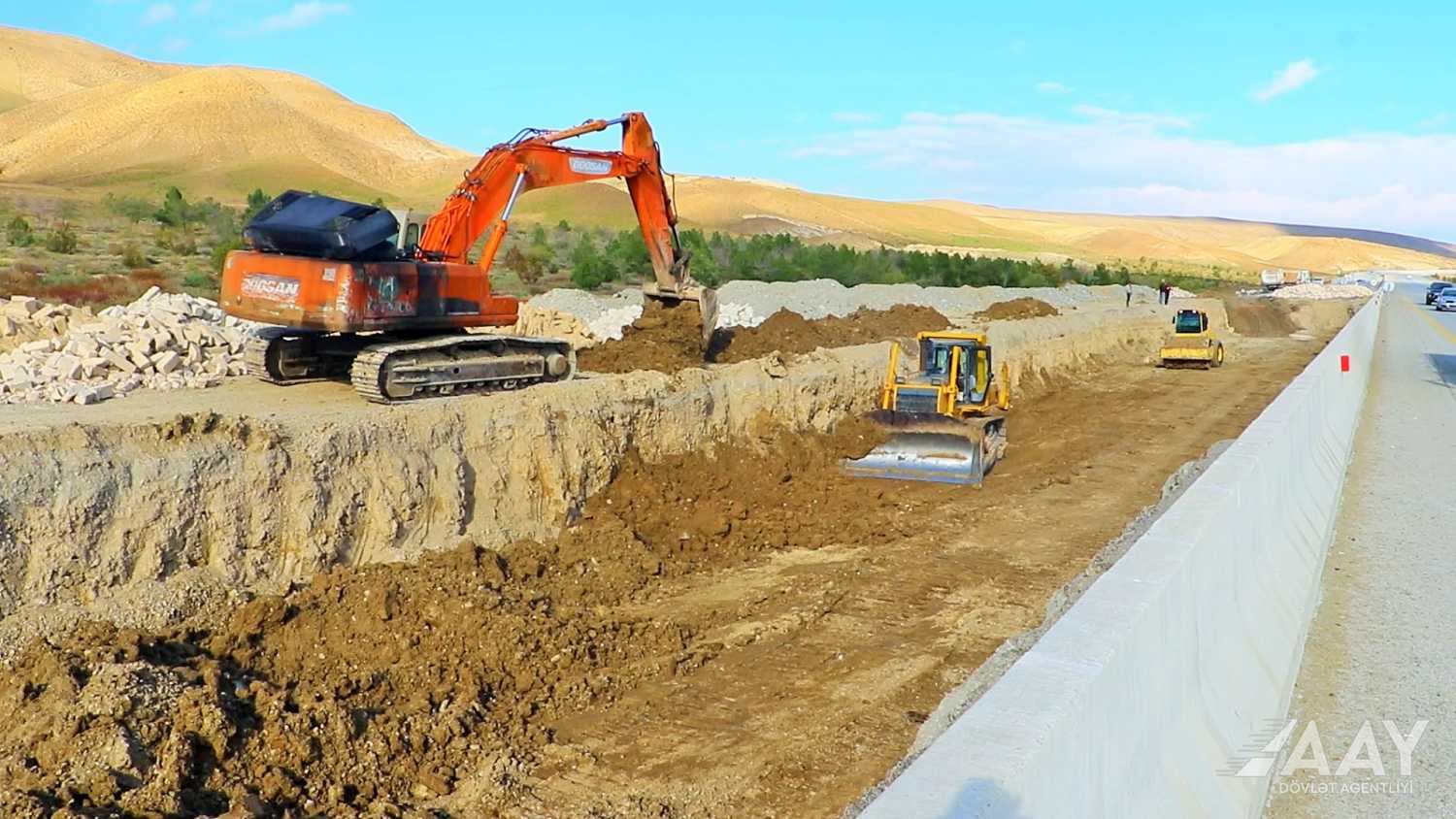 Bakı-Şamaxı yolunun 66.3-69.5 km-lik hissəsində təmir-bərpa işləri aparılır (FOTO/VİDEO)