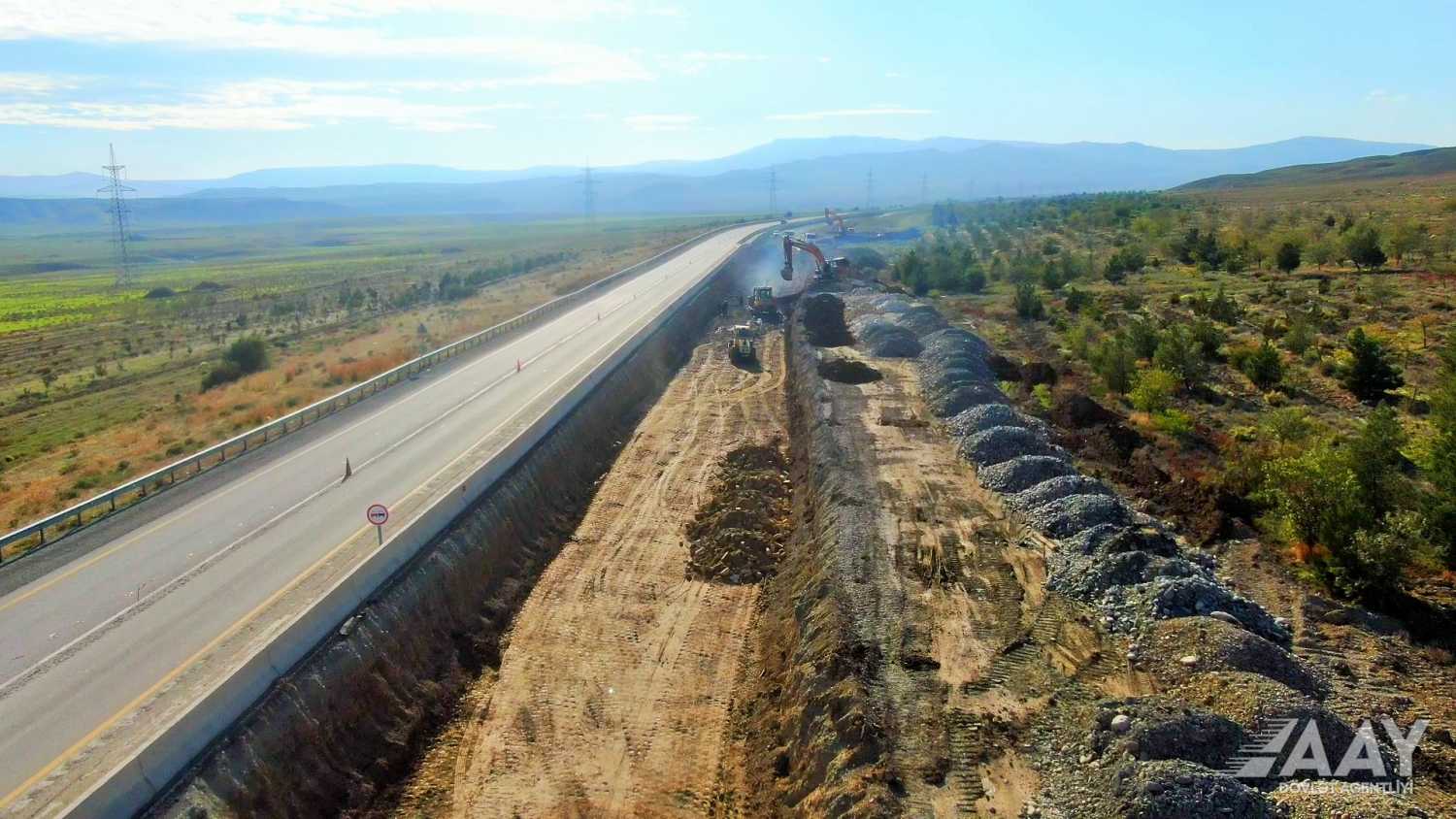 Bakı-Şamaxı yolunun 66.3-69.5 km-lik hissəsində təmir-bərpa işləri aparılır (FOTO/VİDEO)