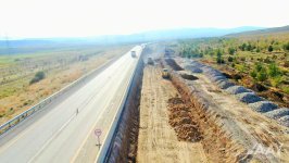 Bakı-Şamaxı yolunun 66.3-69.5 km-lik hissəsində təmir-bərpa işləri aparılır (FOTO/VİDEO)