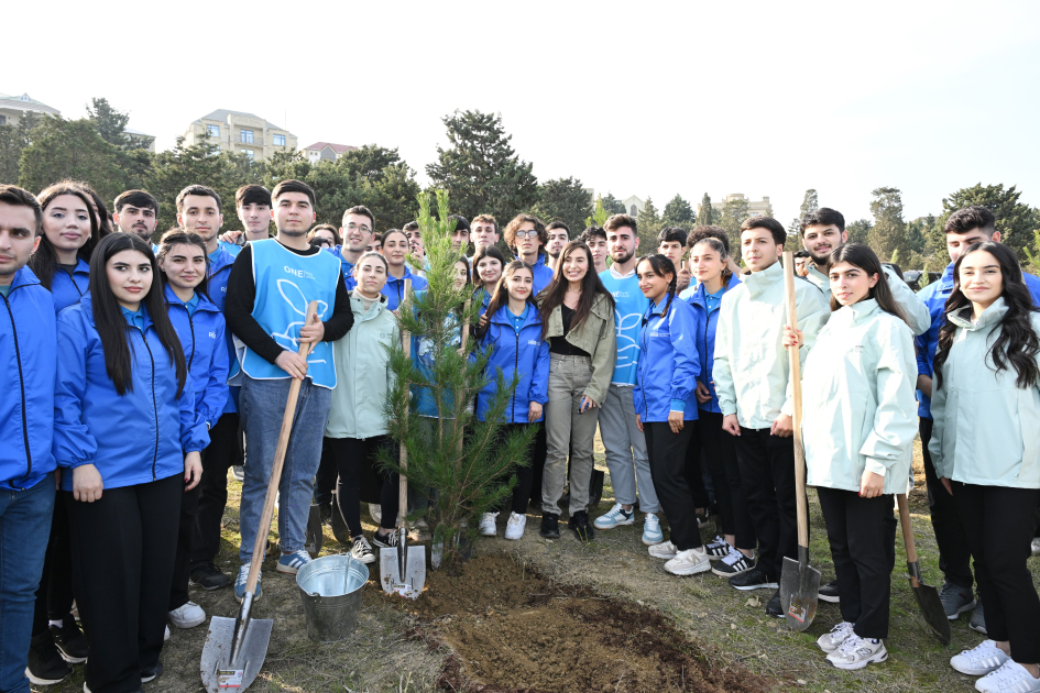 Heydər Əliyev Fondunun vitse-prezidenti Leyla Əliyevanın iştirakı ilə Sabunçu rayonunda ağacəkmə aksiyası keçirilib (FOTO)