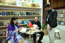 İstanbul sərgisində Azərbaycan yazarlarının iştirakı ilə ədəbi müzakirələr keçirilib (FOTO)