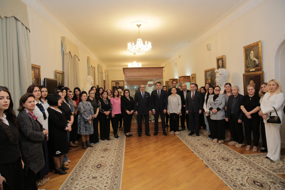 Mədəniyyət naziri Milli Azərbaycan Ədəbiyyatı Muzeyinin kollektivi ilə görüşüb (FOTO)