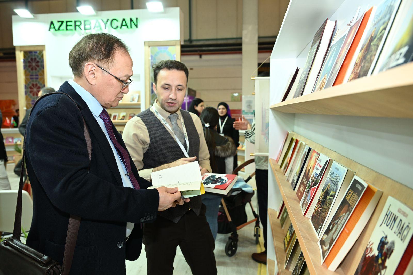 İstanbul sərgisində Azərbaycan yazarlarının iştirakı ilə ədəbi müzakirələr keçirilib (FOTO)