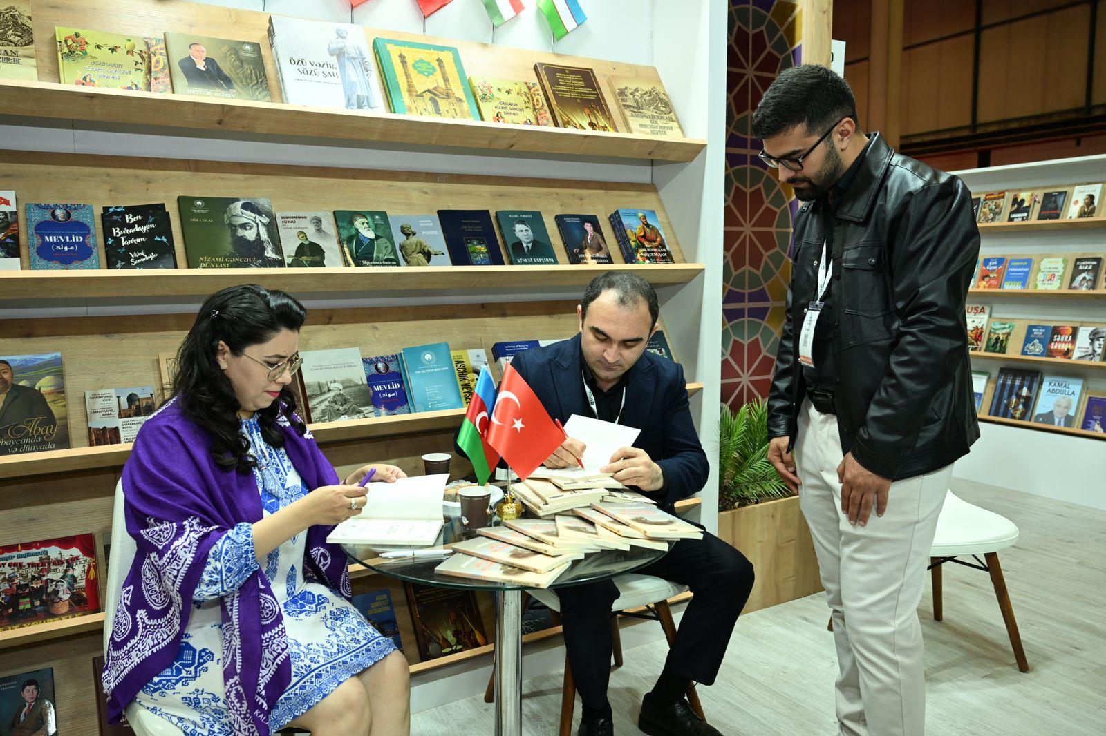 İstanbul sərgisində Azərbaycan yazarlarının iştirakı ilə ədəbi müzakirələr keçirilib (FOTO)