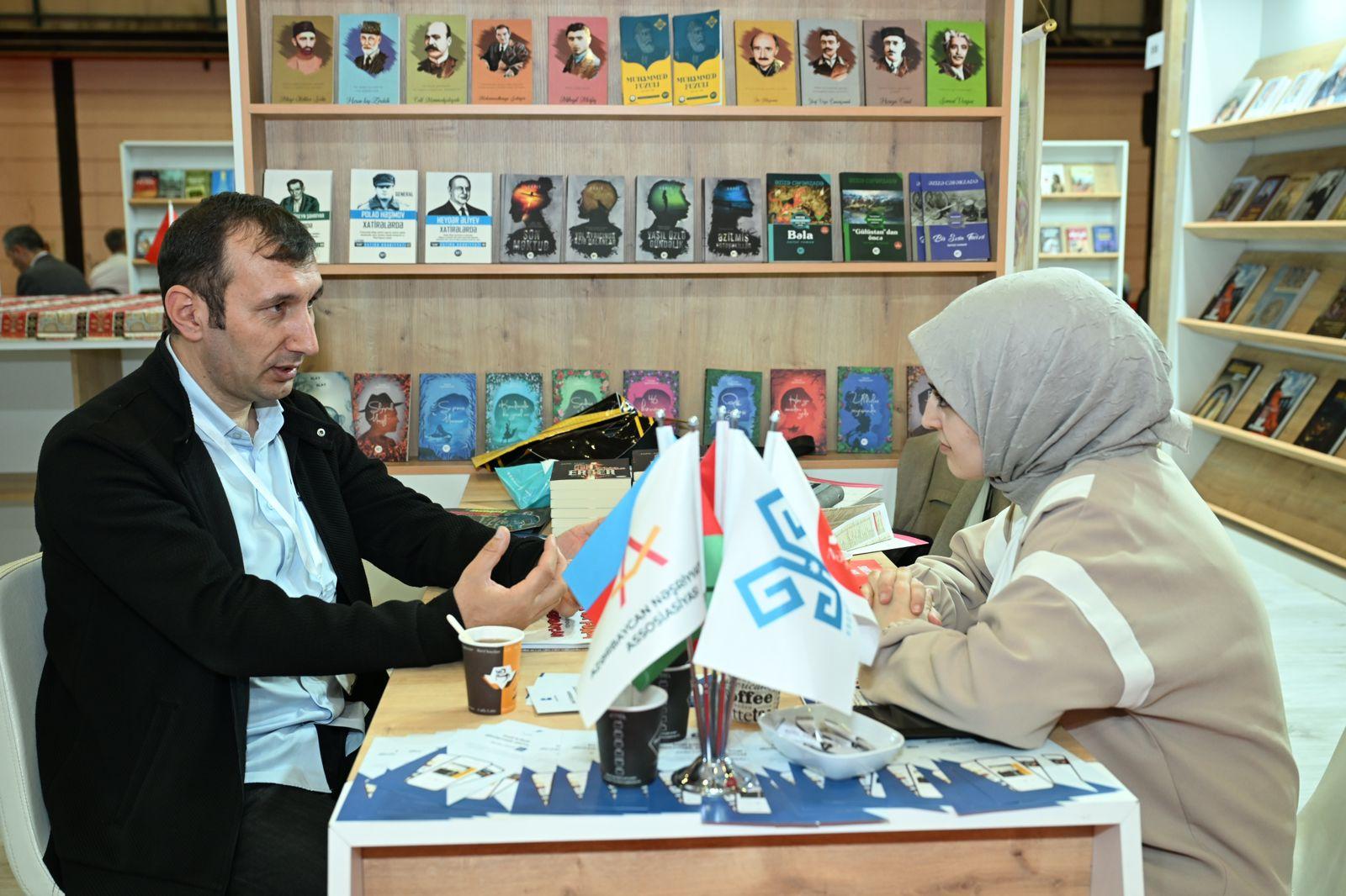 İstanbul sərgisində Azərbaycan yazarlarının iştirakı ilə ədəbi müzakirələr keçirilib (FOTO)