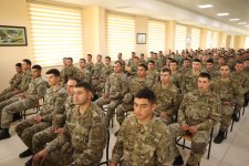 Hərbi prokuror Müdafiə Nazirliyinin hərbi qulluqçuları ilə görüşüb (FOTO)