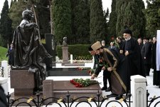 Dini Liderlərin Qlobal Bakı Sammitinin iştirakçıları Fəxri xiyabanı ziyarət ediblər (FOTO)