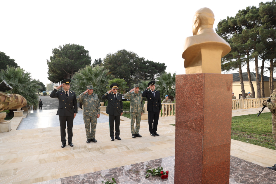 Hərbi prokuror Müdafiə Nazirliyinin hərbi qulluqçuları ilə görüşüb (FOTO)