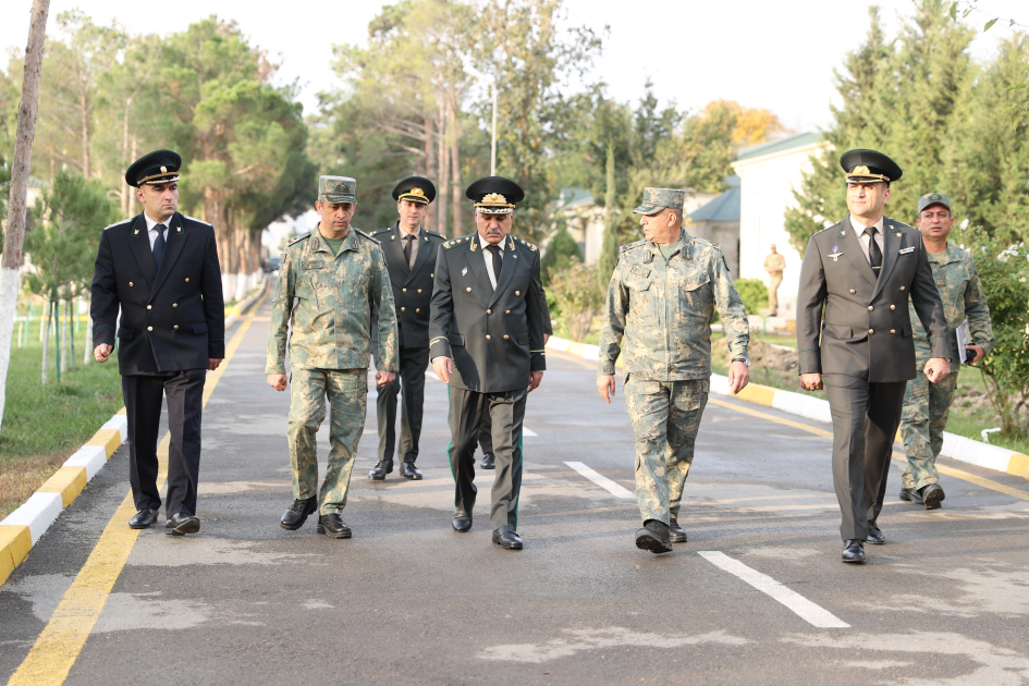 Hərbi prokuror Müdafiə Nazirliyinin hərbi qulluqçuları ilə görüşüb (FOTO)