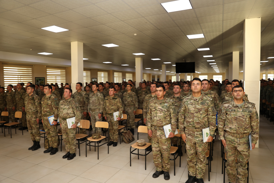 Hərbi prokuror Müdafiə Nazirliyinin hərbi qulluqçuları ilə görüşüb (FOTO)
