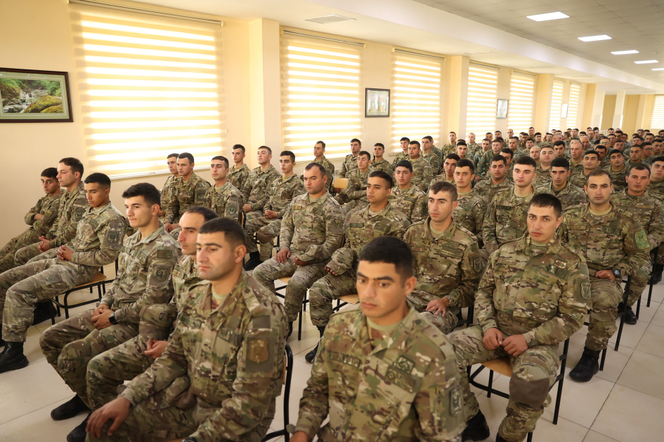 Hərbi prokuror Müdafiə Nazirliyinin hərbi qulluqçuları ilə görüşüb (FOTO)