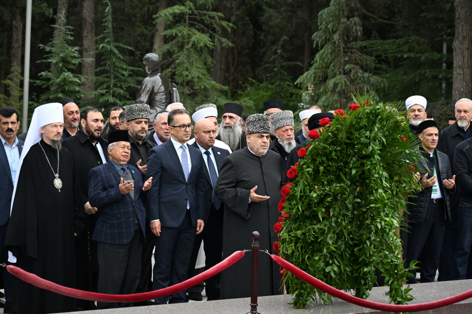 Dini Liderlərin Qlobal Bakı Sammitinin iştirakçıları Fəxri xiyabanı ziyarət ediblər (FOTO)