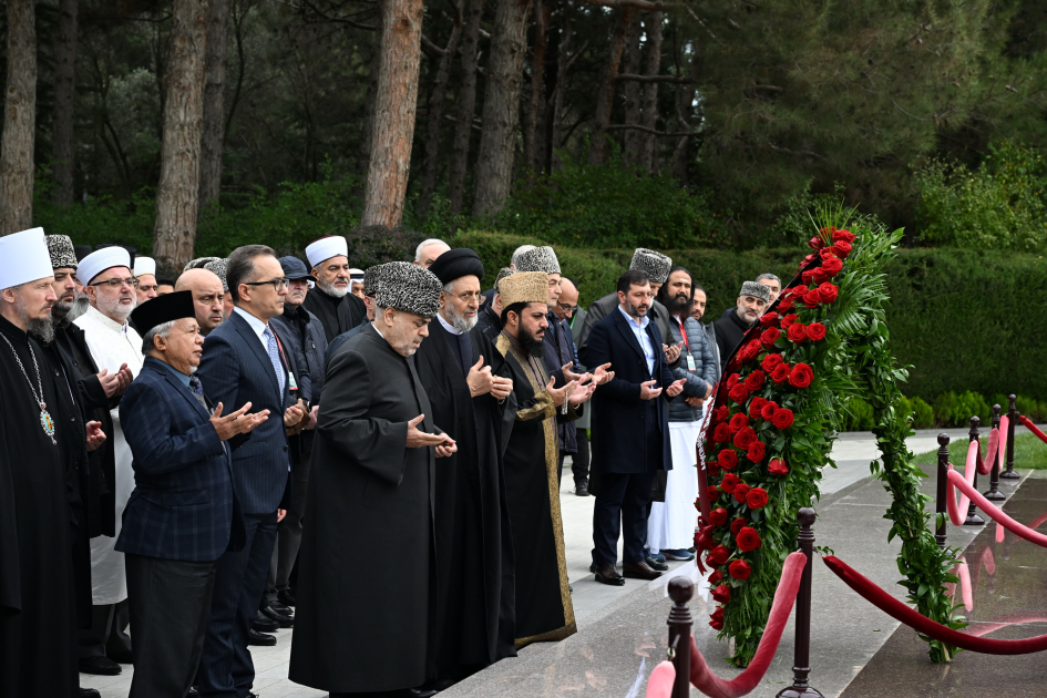 Dini Liderlərin Qlobal Bakı Sammitinin iştirakçıları Fəxri xiyabanı ziyarət ediblər (FOTO)