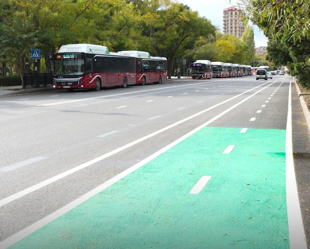 Daha bir küçədə mikromobillik zolaqları salınır (FOTO)