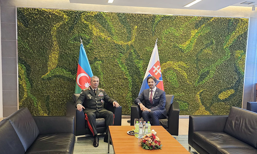 Zakir Həsənov Slovakiyadadır (FOTO)