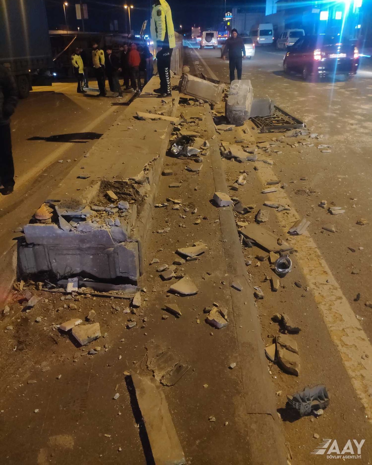Bakıda qəza - Yük maşını tunelin kənarına çırpıldı (FOTO)