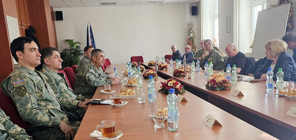Zakir Həsənov Slovakiyada döyüş texnikaları ilə tanış olub (FOTO)