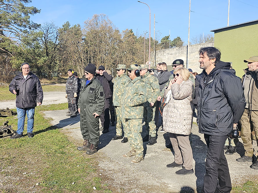 Zakir Həsənov Slovakiyada döyüş texnikaları ilə tanış olub (FOTO)