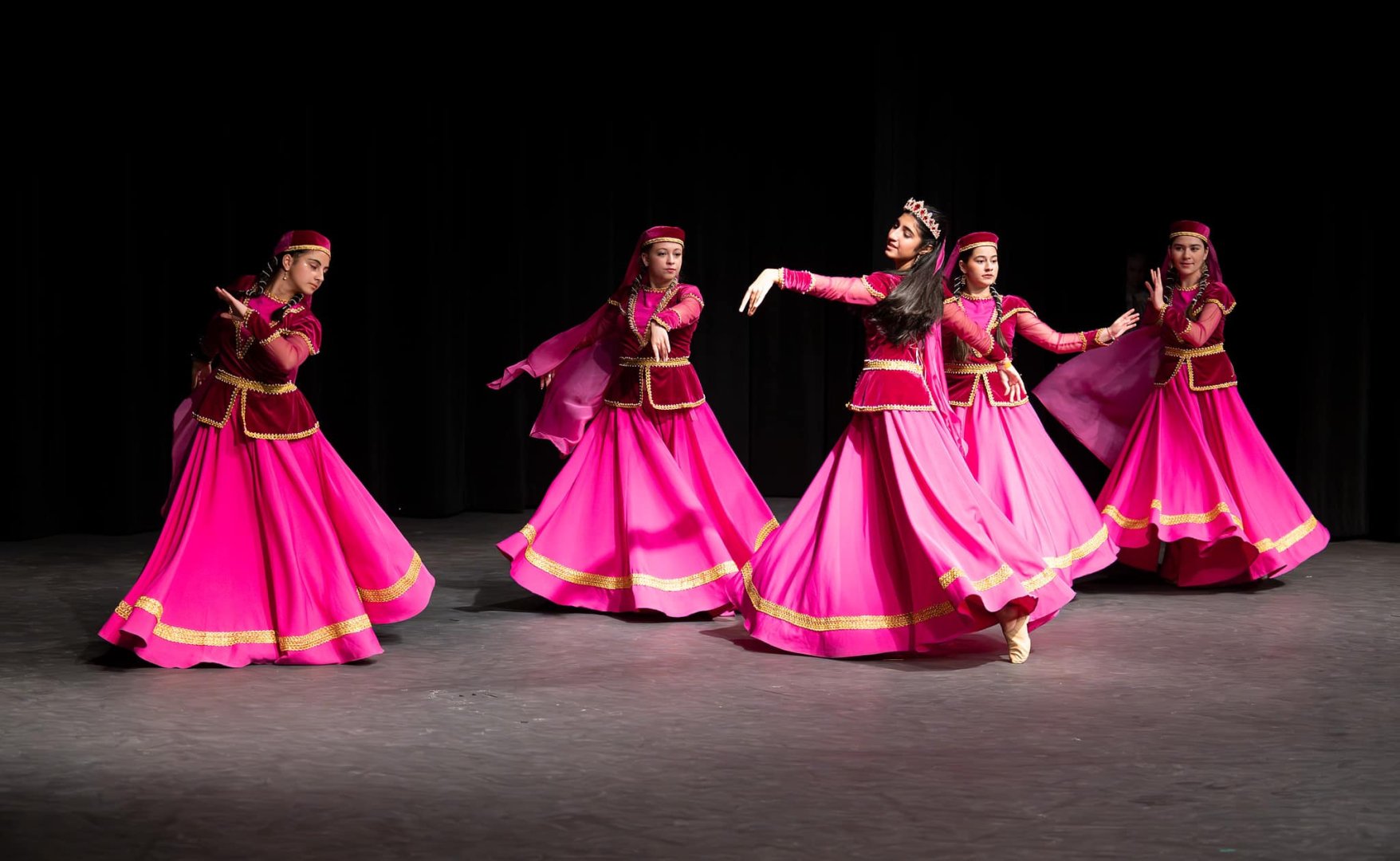 Soydaşlarımızın rəqs qrupu Kanadada birincilik əldə edib (FOTO)