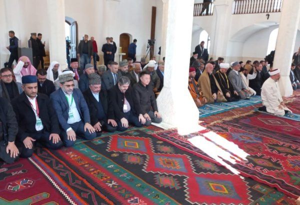 Dünya dini liderləri Ağdam Cümə məscidində camaat namazı qılıblar (FOTO)