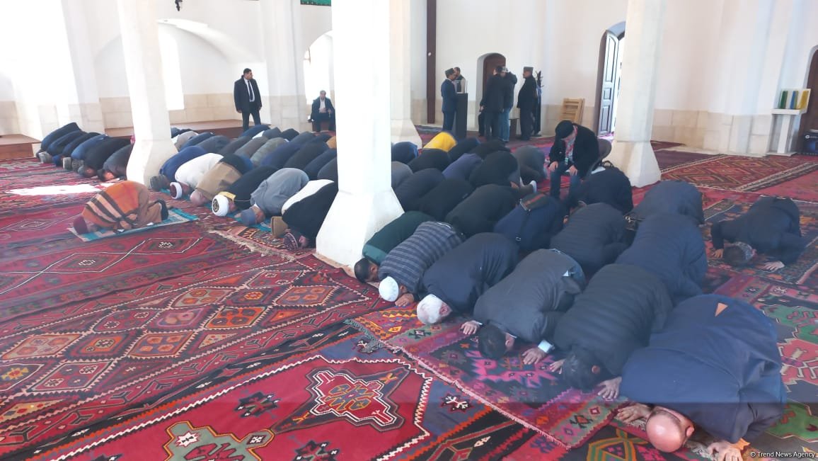 Dünya dini liderləri Ağdam Cümə məscidində camaat namazı qılıblar (FOTO)