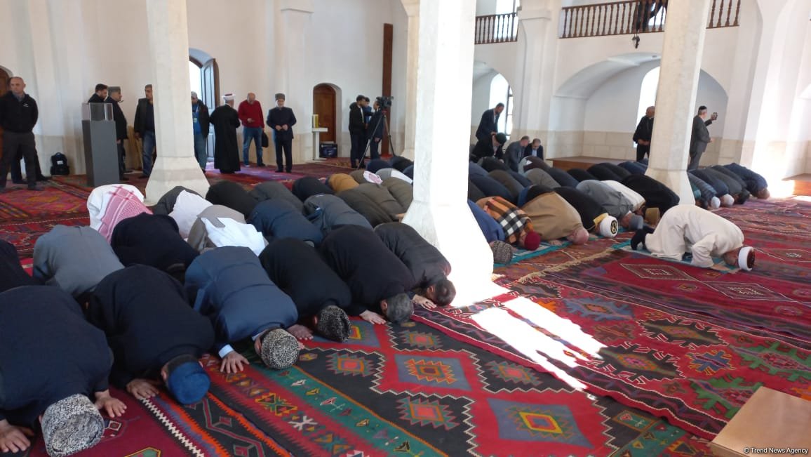 Dünya dini liderləri Ağdam Cümə məscidində camaat namazı qılıblar (FOTO)