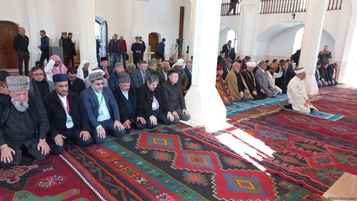 Dünya dini liderləri Ağdam Cümə məscidində camaat namazı qılıblar (FOTO)