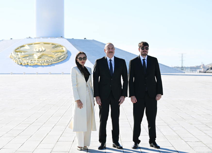 Prezident İlham Əliyev Bakıda Dövlət Bayrağı Meydanında olub, Azərbaycanın üçrəngli Bayrağını ucaldıb (FOTO/VİDEO) (YENİLƏNİB)
