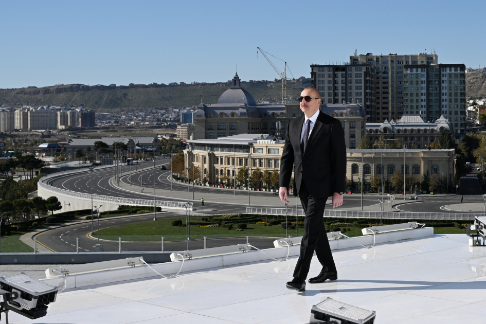 Prezident İlham Əliyev Bakıda Dövlət Bayrağı Meydanında olub, Azərbaycanın üçrəngli Bayrağını ucaldıb (FOTO/VİDEO) (YENİLƏNİB)