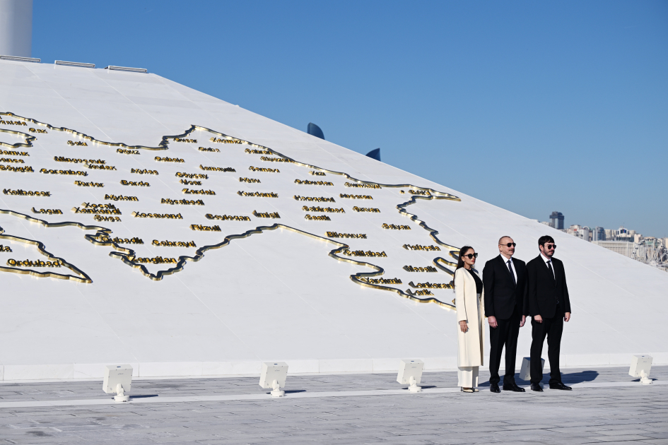 Prezident İlham Əliyev Bakıda Dövlət Bayrağı Meydanında olub, Azərbaycanın üçrəngli Bayrağını ucaldıb (FOTO/VİDEO) (YENİLƏNİB)