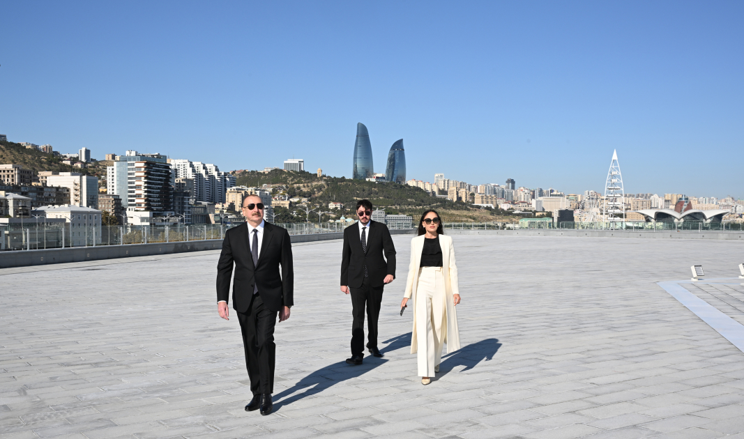 Prezident İlham Əliyev Bakıda Dövlət Bayrağı Meydanında olub, Azərbaycanın üçrəngli Bayrağını ucaldıb (FOTO/VİDEO) (YENİLƏNİB)