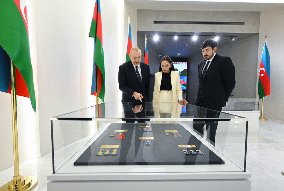 Prezident İlham Əliyev Bakıda Dövlət Bayrağı Meydanında olub, Azərbaycanın üçrəngli Bayrağını ucaldıb (FOTO/VİDEO) (YENİLƏNİB)