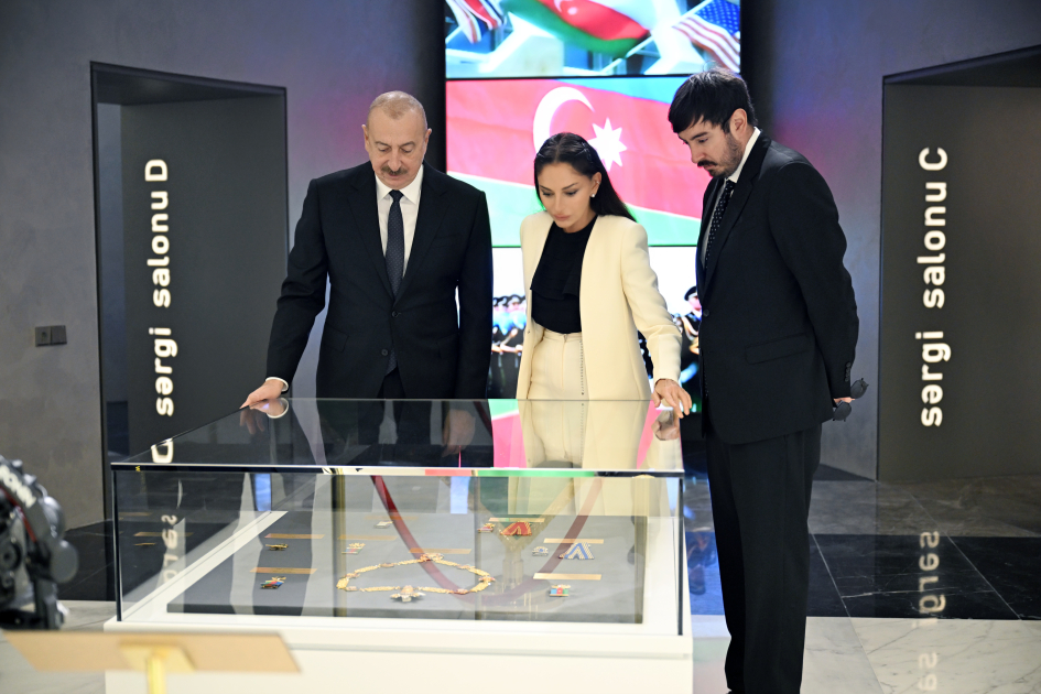 Prezident İlham Əliyev Bakıda Dövlət Bayrağı Meydanında olub, Azərbaycanın üçrəngli Bayrağını ucaldıb (FOTO/VİDEO) (YENİLƏNİB)