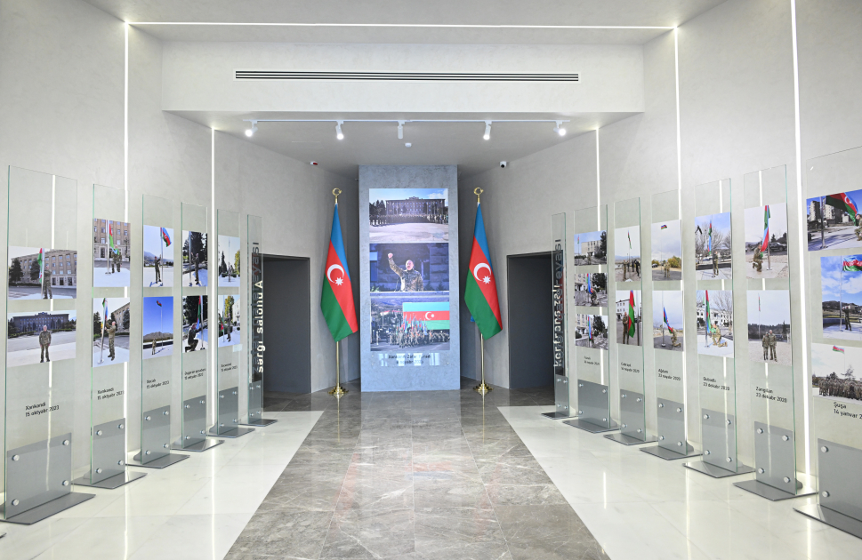 Prezident İlham Əliyev Bakıda Dövlət Bayrağı Meydanında olub, Azərbaycanın üçrəngli Bayrağını ucaldıb (FOTO/VİDEO) (YENİLƏNİB)