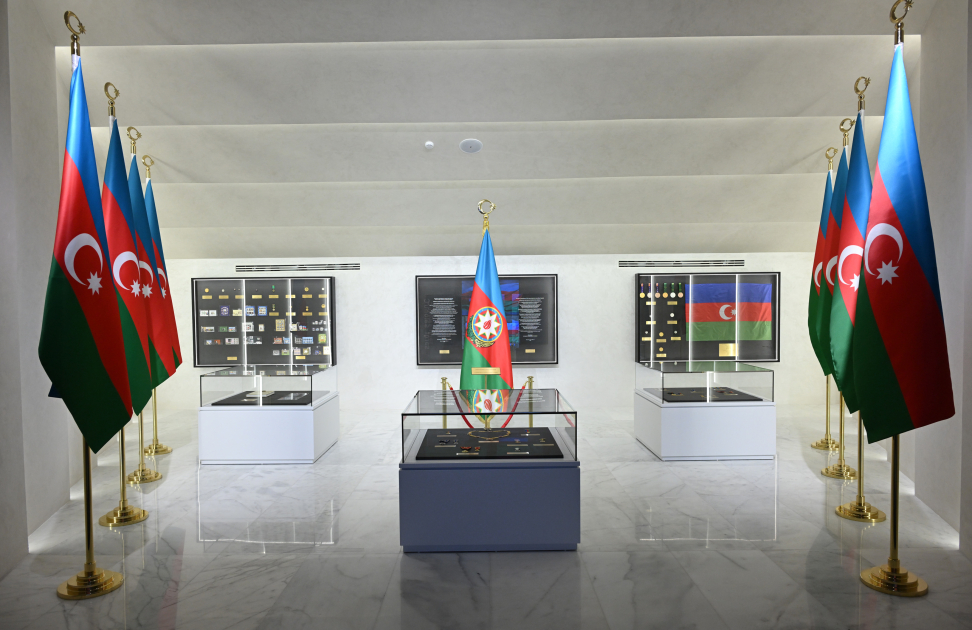 Prezident İlham Əliyev Bakıda Dövlət Bayrağı Meydanında olub, Azərbaycanın üçrəngli Bayrağını ucaldıb (FOTO/VİDEO) (YENİLƏNİB)