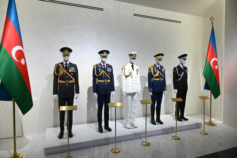 Prezident İlham Əliyev Bakıda Dövlət Bayrağı Meydanında olub, Azərbaycanın üçrəngli Bayrağını ucaldıb (FOTO/VİDEO) (YENİLƏNİB)