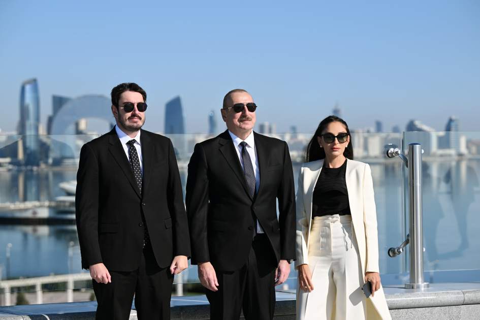 Prezident İlham Əliyev Bakıda Dövlət Bayrağı Meydanında olub, Azərbaycanın üçrəngli Bayrağını ucaldıb (FOTO/VİDEO) (YENİLƏNİB)